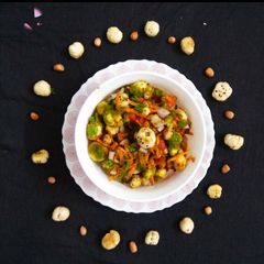 A picture of Makhana Peanut Bhel.