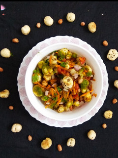A picture of Makhana Peanut Bhel.