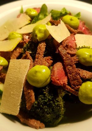 Una foto de Aderezo keto de palta para tu ensalada 🥑