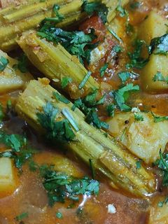शेवगा बटाटा मिक्स भाजी (Shevaga Potato Mix bhaji recipe in marathi) रेसिपी चे मुख्य फोटो