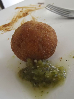 Una foto de Buñuelos salados de verduras, queso y papa, con salsa dulce de tomatillo de milpa