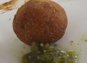 Una foto de Buñuelos salados de verduras, queso y papa, con salsa dulce de tomatillo de milpa