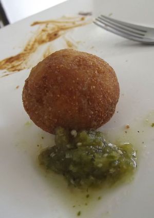 Una foto de Buñuelos salados de verduras, queso y papa, con salsa dulce de tomatillo de milpa