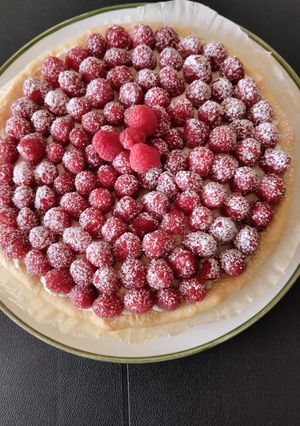 Une photo de Tarte aux framboises à la crème d'amande et au mascarpone 🫀