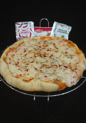 ચીઝ બસ્ટ પીઝા (cheez brust pizza recipe in gujarati) રેસીપી મુખ્ય ફોટો