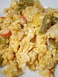 Una foto de Revuelto de huevos, espárragos y gambas