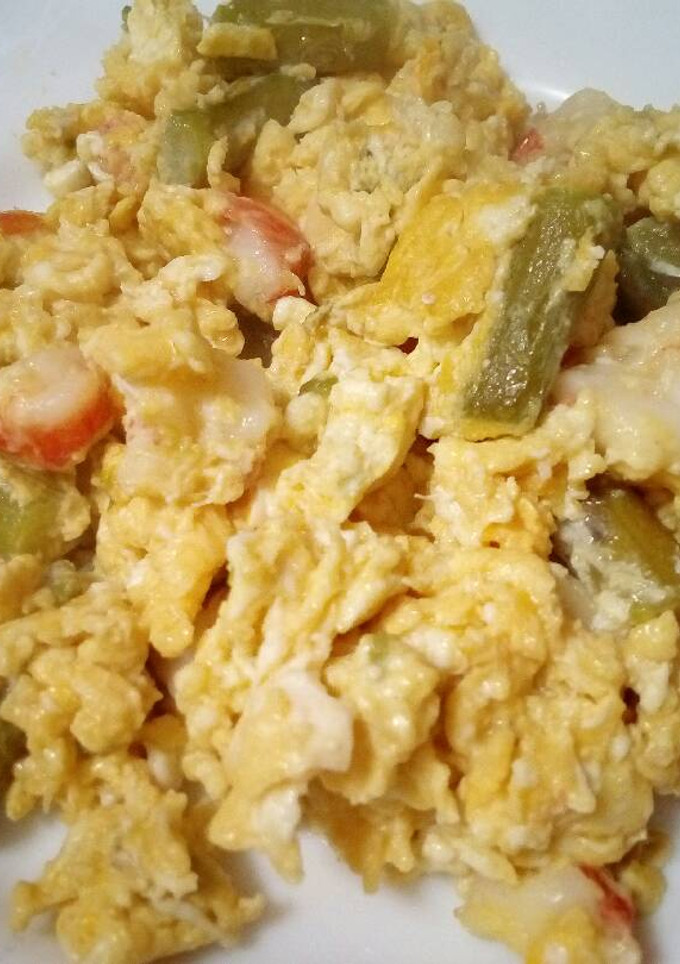Una foto de Revuelto de huevos, espárragos y gambas