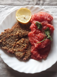 Una foto de Milanesas con puré rojo