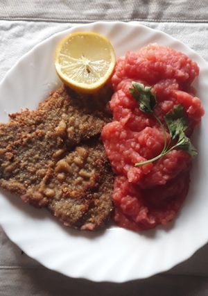 Una foto de Milanesas con puré rojo