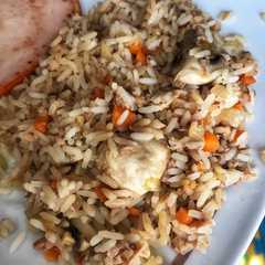 Una foto de Arroz con atún y champiñones