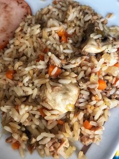 Una foto de Arroz con atún y champiñones