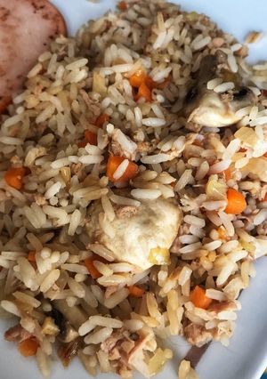 Una foto de Arroz con atún y champiñones