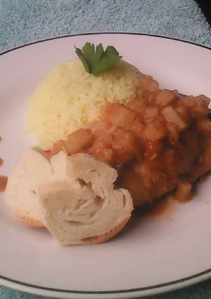 Una foto de Estofado de pollo al vino con arroz saborizado