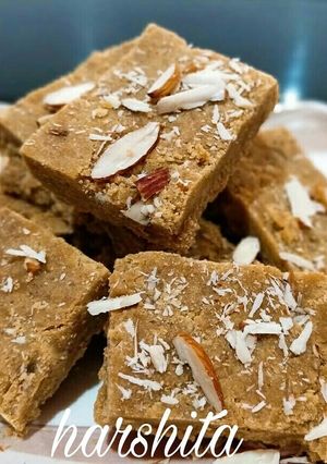 A picture of Gud papdi.