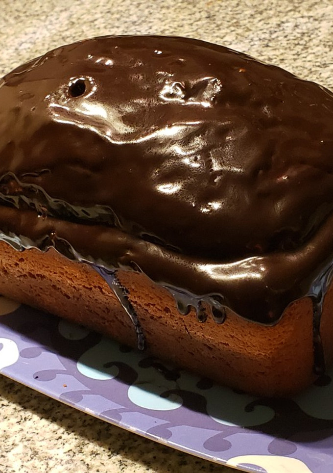 Una foto de Plum cake de chocolate y vainilla con cobertura de chocolalte
