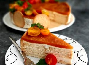 Una foto de 🧀 PASTEL DE QUESO CON MERMELADA DE TOMATE 🍅