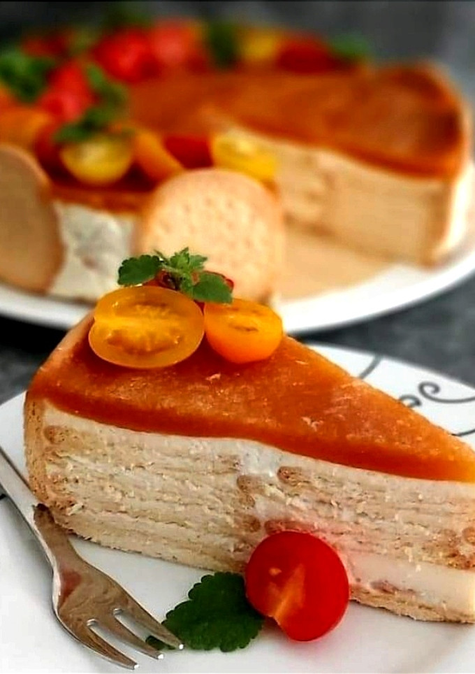 Una foto de 🧀 PASTEL DE QUESO CON MERMELADA DE TOMATE 🍅