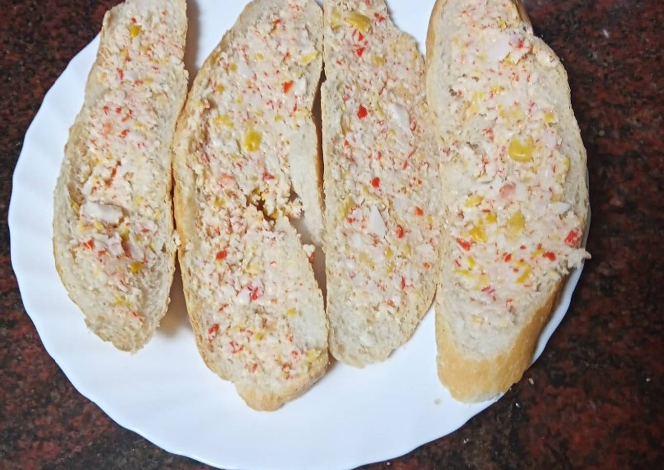 Tostas alargadas con paté de marisco y maíz
