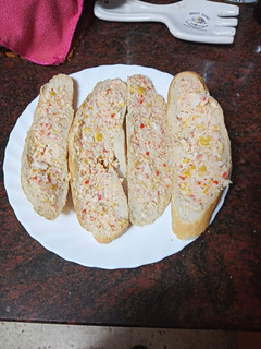 Una foto de Tostas alargadas con paté de marisco y maíz
