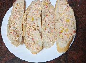 Foto principal de Tostas alargadas con paté de marisco y maíz