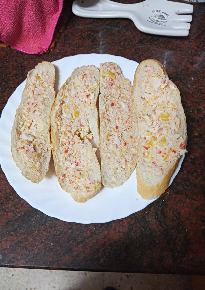 Una foto de Tostas alargadas con paté de marisco y maíz
