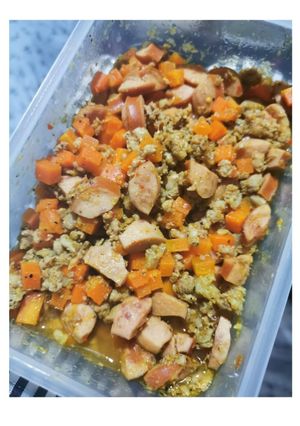 รูปของ ผัดเผ็ดหมูสับ ไส้กรอกและแครอท (ด้วยไมโครเวฟแบบคลีนสายกลาง)