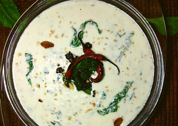 Nutritious crunchy spinach raita