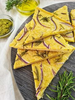 Una foto de Fainá o farinata genovesa