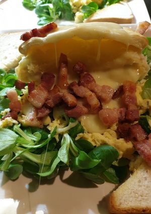 Une photo de Camembert fondu au lard et œufs brouillés