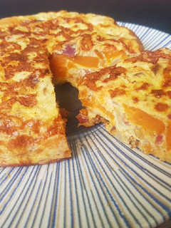 Una foto de Tortilla de batata con jamón ibérico