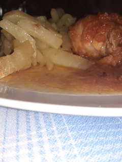 Una foto de Jamoncitos de pollo en salsa de tomate con patatas 🍽🍗🍅🍟
