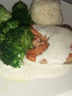 Una foto de Salmón a la plancha con brócolis y salsa de cebolla