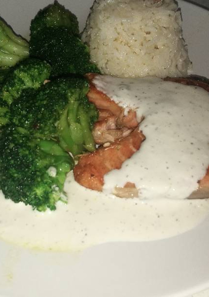 Una foto de Salmón a la plancha con brócolis y salsa de cebolla