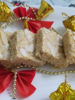 तिल सूजी बर्फी (Til suji barfi recipe in hindi) रेसिपी मुख्य फोटो