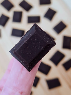 Una foto de Chocolate con aceite de coco 🥥 3 ingredientes 🍫 Chocolatinas saludables 🥥 Chocolatín low carb