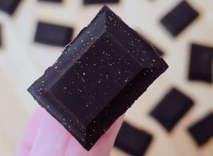 Una foto de Chocolate con aceite de coco 🥥 3 ingredientes 🍫 Chocolatinas saludables 🥥 Chocolatín low carb