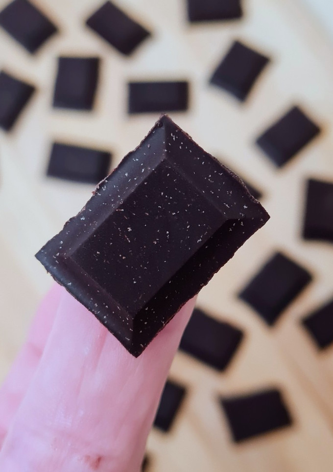 Una foto de Chocolate con aceite de coco 🥥 3 ingredientes 🍫 Chocolatinas saludables 🥥 Chocolatín low carb