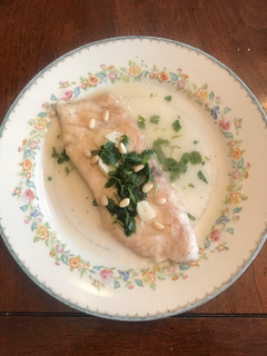 Una foto de Filetes de pescado con piñones