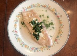 Una foto de Filetes de pescado con piñones