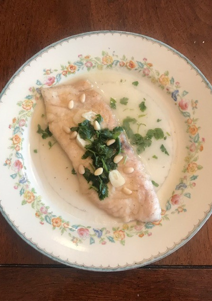 Una foto de Filetes de pescado con piñones