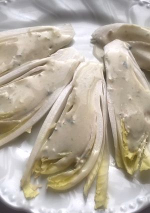 Una foto de Endivias con salsa roquefort