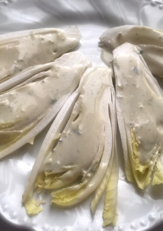 Una foto de Endivias con salsa roquefort
