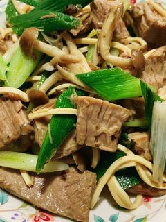 蒜苗鮮菇炒鮪魚 的食譜成品照片