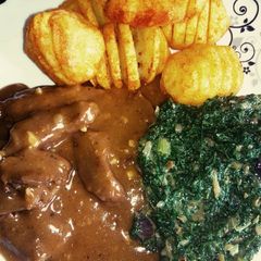 A picture of Beef in Beer Gravy and Hasselback potatoes.