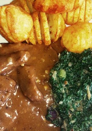 A picture of Beef in Beer Gravy and Hasselback potatoes.