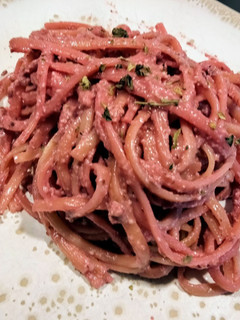 Una foto de Spaghetti al pesto de remolacha