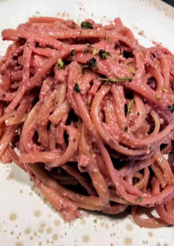 Una foto de Spaghetti al pesto de remolacha