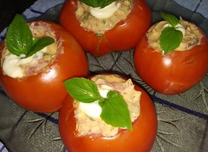 Una foto de Tomate relleno con sardina y queso