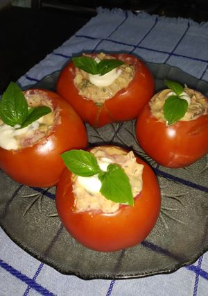 Una foto de Tomate relleno con sardina y queso