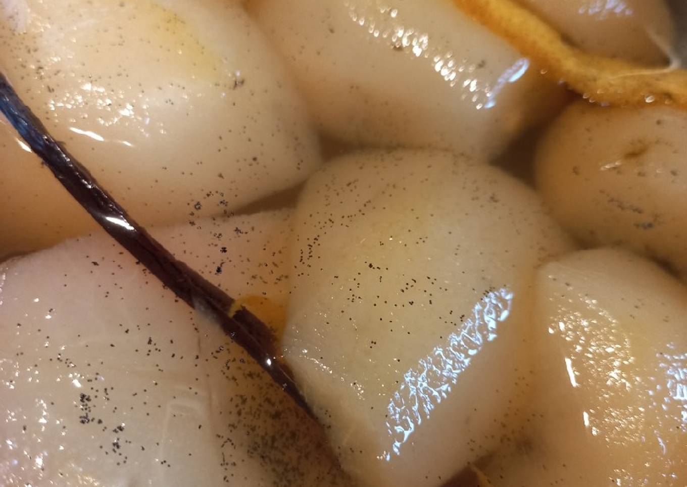 Poires pochées à la vanille et au zeste d'orange